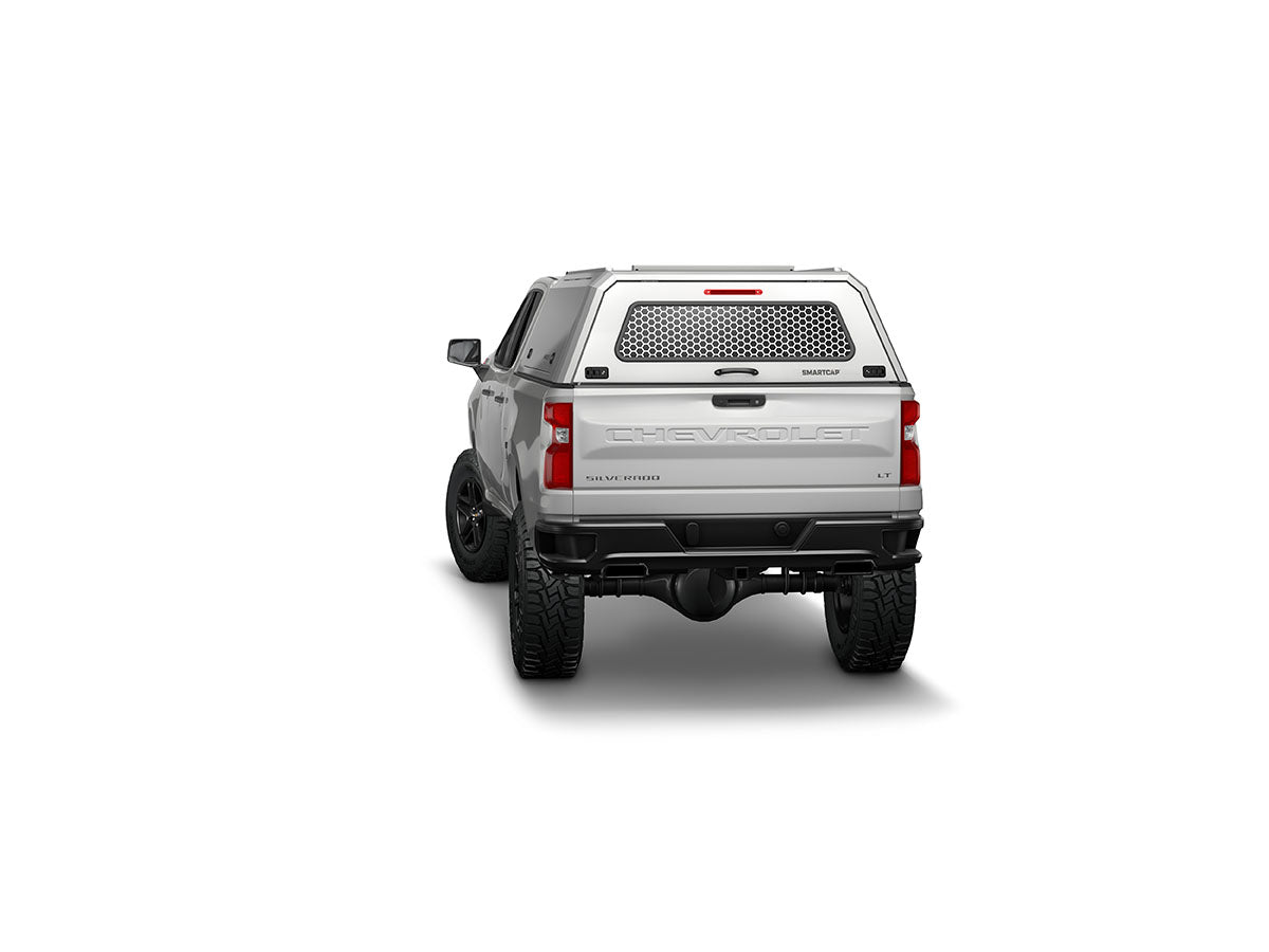 Hard top RSI SmartCap EVOc Commercial per Chevrolet Silverado / GMC Sierra 1500 2019+ Standard Bed 6,5', vista posteriore su sfondo bianco