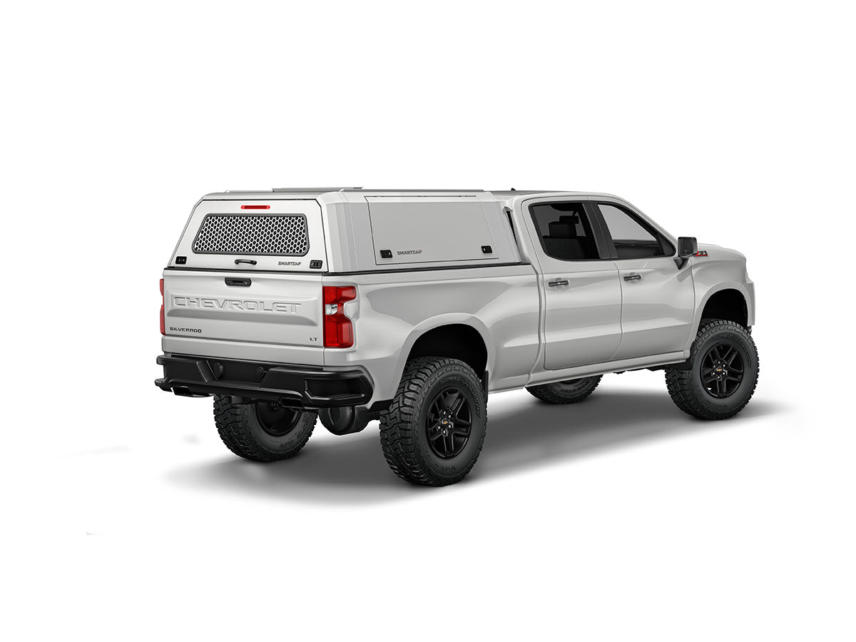 Hard top RSI SmartCap EVOc Commercial per Chevrolet Silverado / GMC Sierra 1500 2019+ Standard Bed 6,5', vista posteriore 3/4 lato destro su sfondo bianco