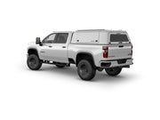 Hard top RSI SmartCap EVOc Commercial per Chevrolet Silverado / GMC Sierra 2500/3500 HD 2020+, vista posteriore 3/4 su sfondo bianco