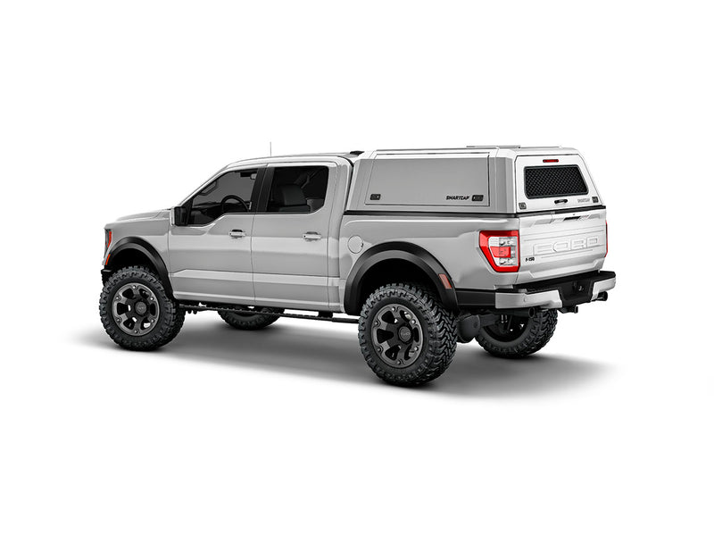 Hard top RSI SmartCap EVOc Commercial per Ford F-150 2021+ Short Bed 5,5', vista posteriore 3/4 su sfondo bianco