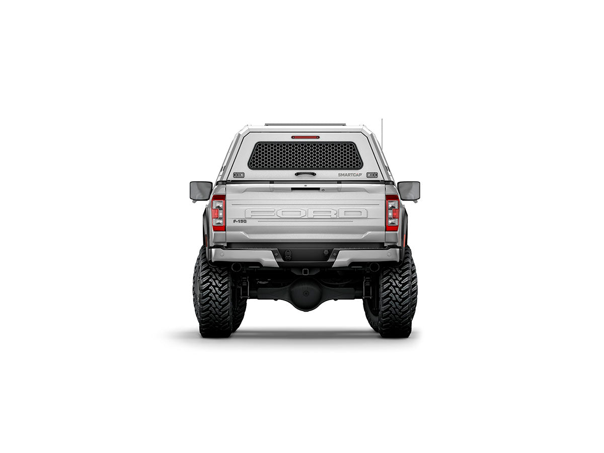Hard top RSI SmartCap EVOc Commercial per Ford F-150 2021+ Short Bed 5,5', vista posteriore su sfondo bianco