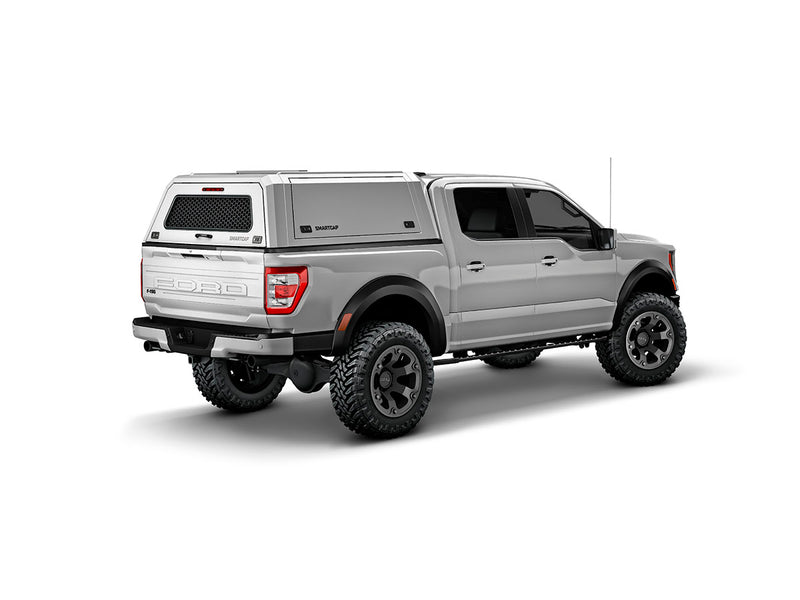 Hard top RSI SmartCap EVOc Commercial per Ford F-150 2021+ Short Bed 5,5', vista posteriore 3/4 lato destro su sfondo bianco