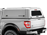 Hard top RSI SmartCap EVOc Commercial per Ford F-150 2021+ Short Bed 5,5', vista posteriore 3/4 ravvicinata