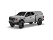 Hard top RSI SmartCap EVOc Commercial per Ford F-150 2021+ Standard Bed 6,5', vista anteriore 3/4 su sfondo bianco
