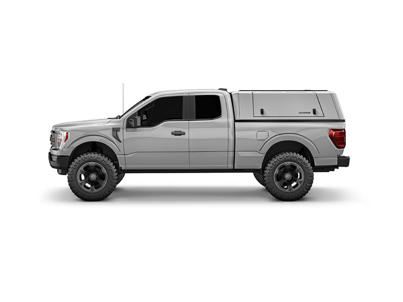 Hard top RSI SmartCap EVOc Commercial per Ford F-150 2021+ Standard Bed 6,5', vista laterale su sfondo bianco