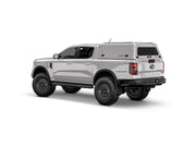 Hard top RSI SmartCap EVOc Commercial per Ford Ranger 2023+ Extra Cab, vista posteriore 3/4 su sfondo bianco