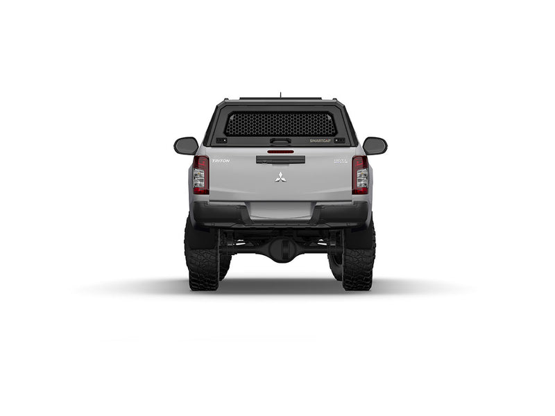 Hard top RSI SmartCap EVOc Commercial per Mitsubishi L200 / Triton 2016–2024 Double Cab, vista posteriore su sfondo bianco
