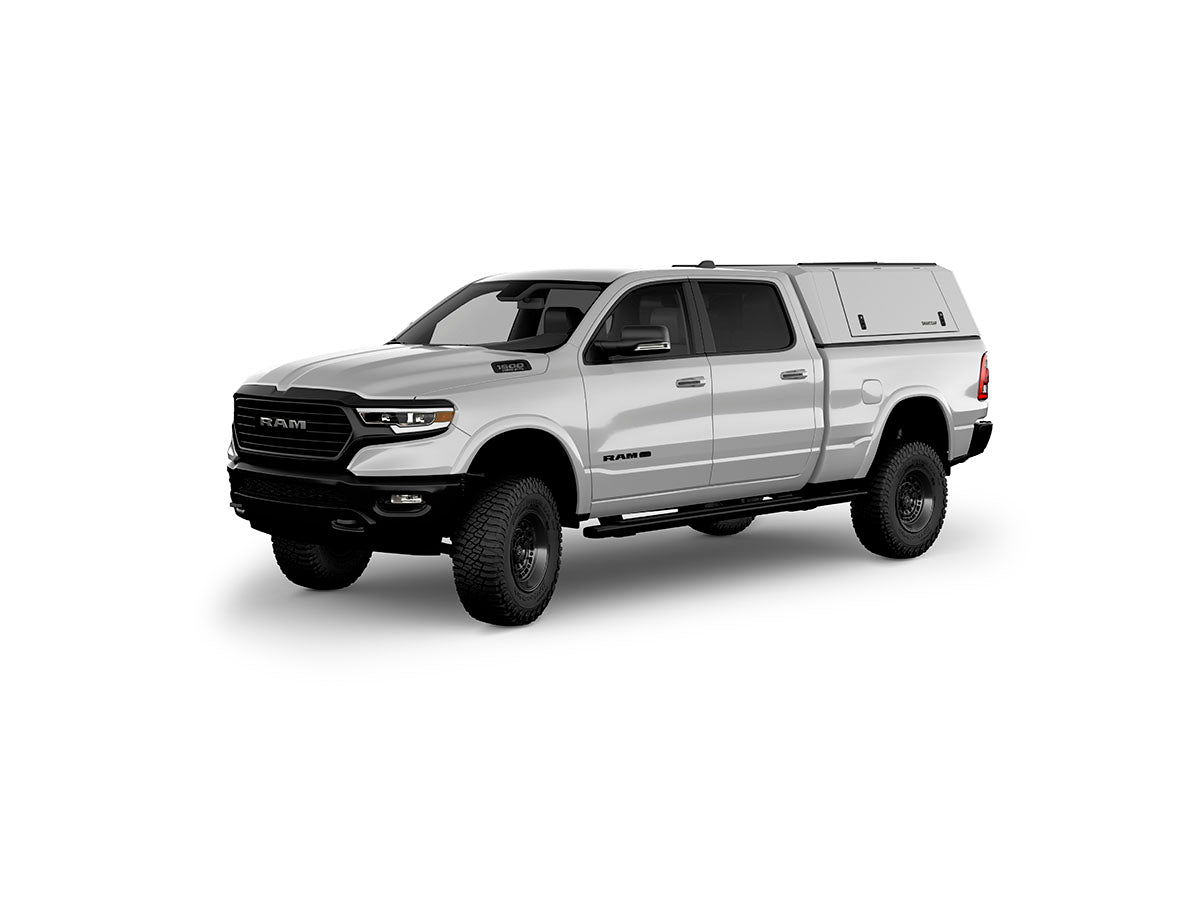Hard top RSI SmartCap EVOc Commercial per RAM 1500 DT 2019+ Standard Bed 6,4', vista anteriore 3/4 su sfondo bianco