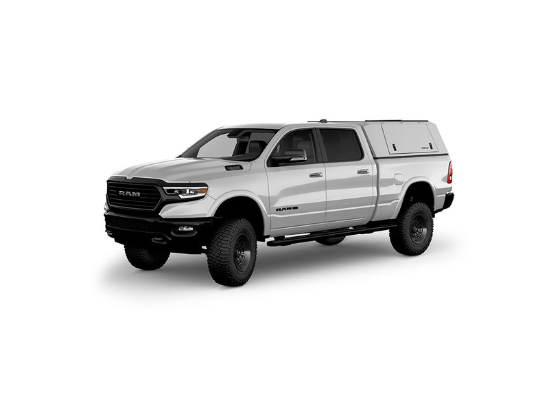 Hard top RSI SmartCap EVOc Commercial per RAM 1500 DT 2019+ Standard Bed 6,4', vista anteriore 3/4 su sfondo bianco