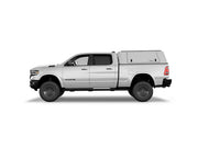 Hard top RSI SmartCap EVOc Commercial per RAM 1500 DT 2019+ Standard Bed 6,4', vista laterale su sfondo bianco