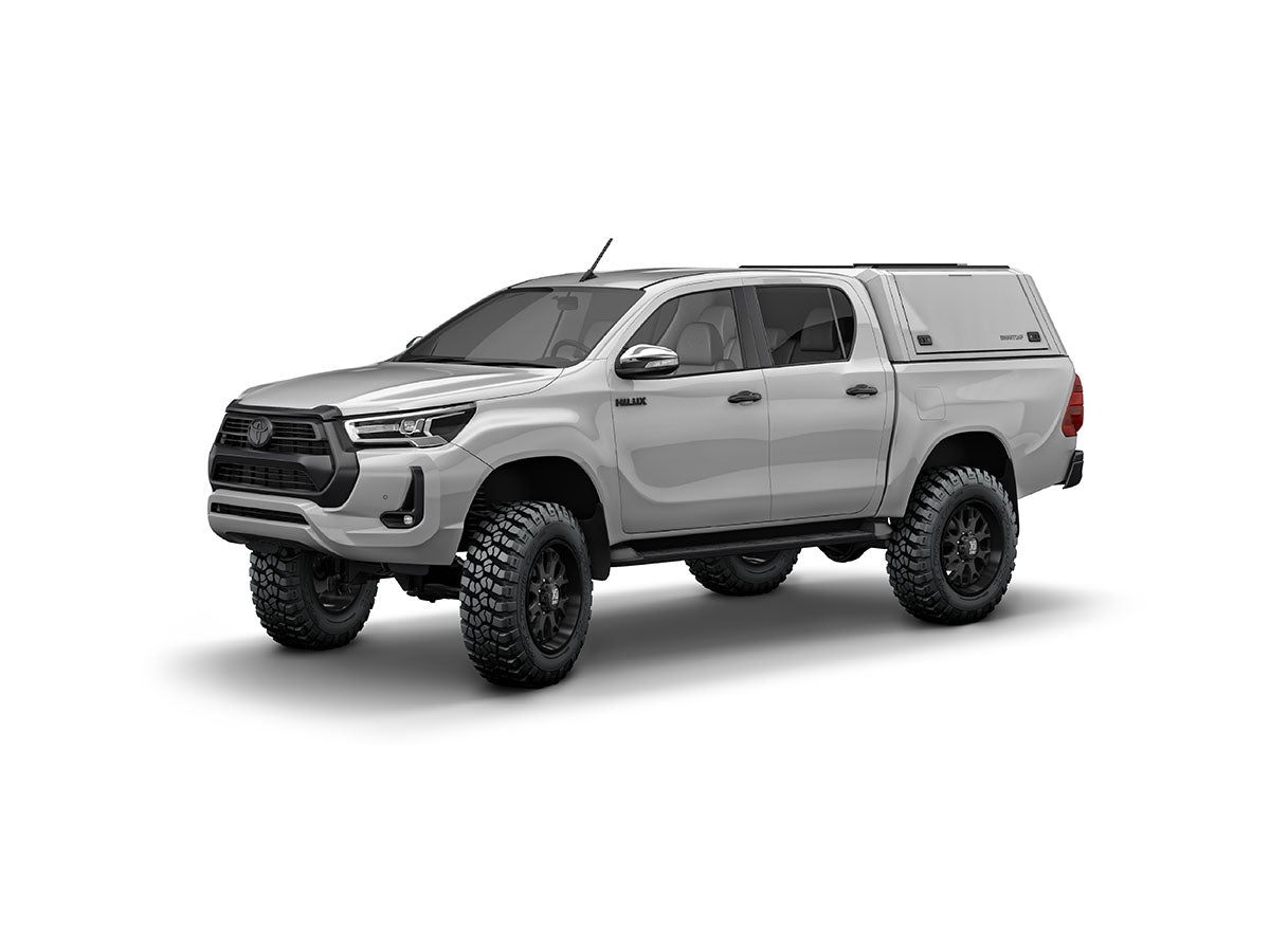 Hard top RSI SmartCap EVOc Commercial per Toyota Hilux 2016–2025 Double Cab, vista anteriore 3/4 su sfondo bianco