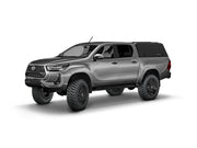Hard top RSI SmartCap EVOc Commercial per Toyota Hilux 2016–2025 Extra Cab, vista anteriore 3/4 su sfondo bianco