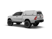Hard top RSI SmartCap EVOc Commercial per Toyota Hilux 2016–2025 Extra Cab, vista posteriore 3/4 su sfondo bianco