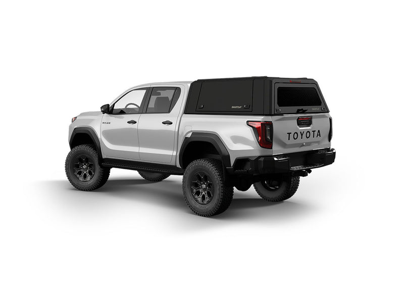 Hard top RSI SmartCap EVOc Commercial per Toyota Hilux 2026+ Double Cab, vista posteriore 3/4 su sfondo bianco