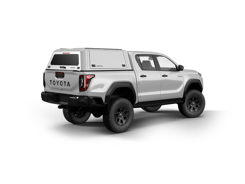 Hard top RSI SmartCap EVOc Commercial per Toyota Hilux 2026+ Double Cab, vista posteriore 3/4 lato destro su sfondo bianco