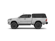 Hard top RSI SmartCap EVOc Commercial per Toyota Hilux 2026+ Extra Cab, vista laterale su sfondo bianco