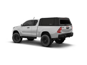 Hard top RSI SmartCap EVOc Commercial per Toyota Hilux 2026+ Extra Cab, vista posteriore 3/4 su sfondo bianco