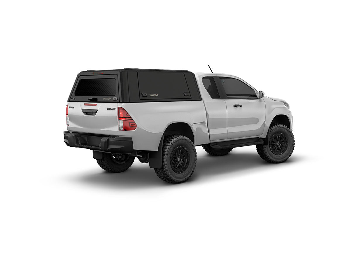 Hard top RSI SmartCap EVOc Commercial per Toyota Hilux 2026+ Extra Cab, vista posteriore 3/4 lato destro su sfondo bianco