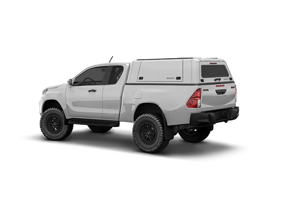 Hard top RSI SmartCap EVOc Commercial per Toyota Hilux 2026+ Extra Cab, vista posteriore 3/4 su sfondo bianco