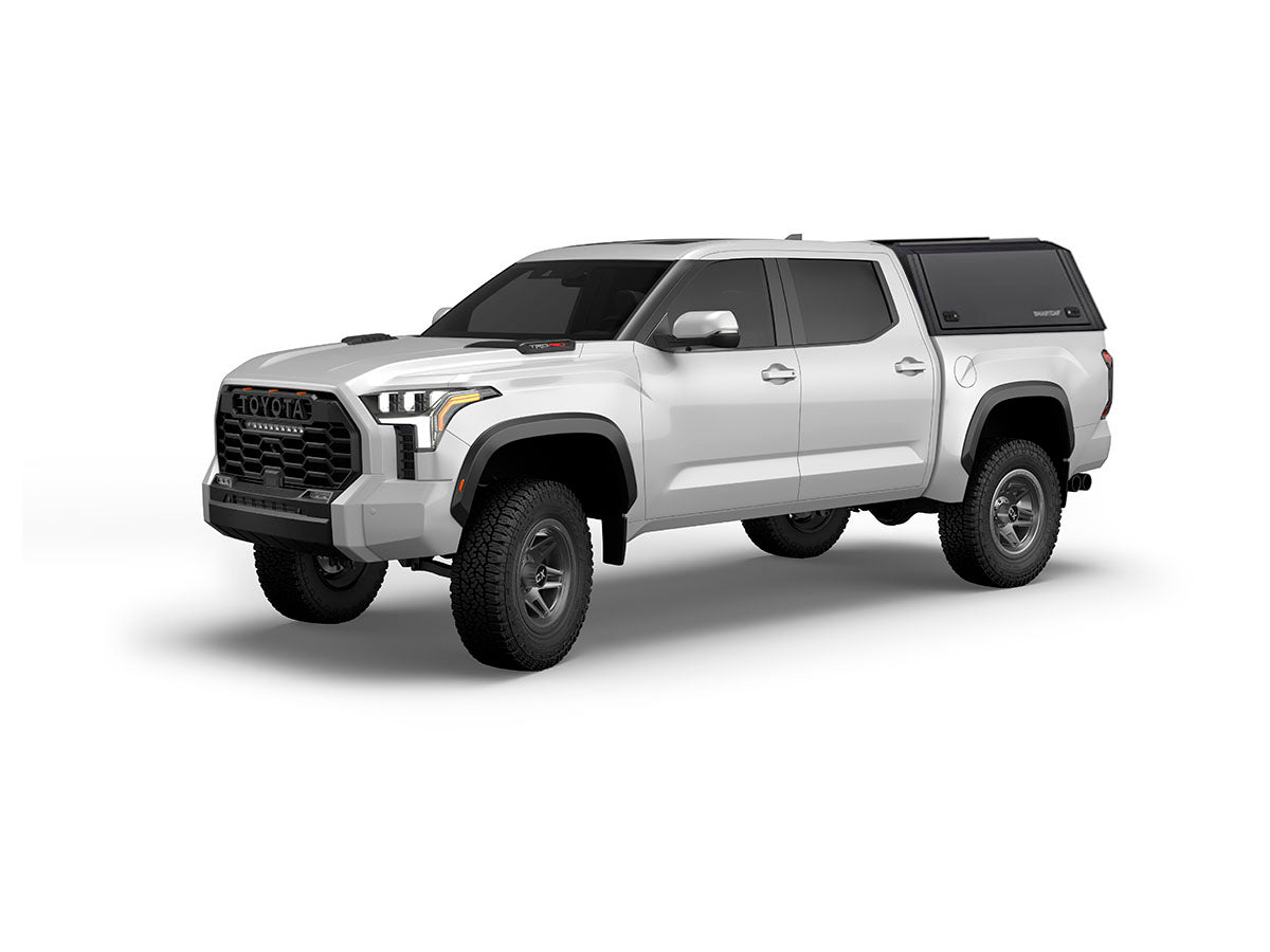 Hard top RSI SmartCap EVOc Commercial per Toyota Tacoma 2024+ Short Bed 5', vista anteriore 3/4 su sfondo bianco
