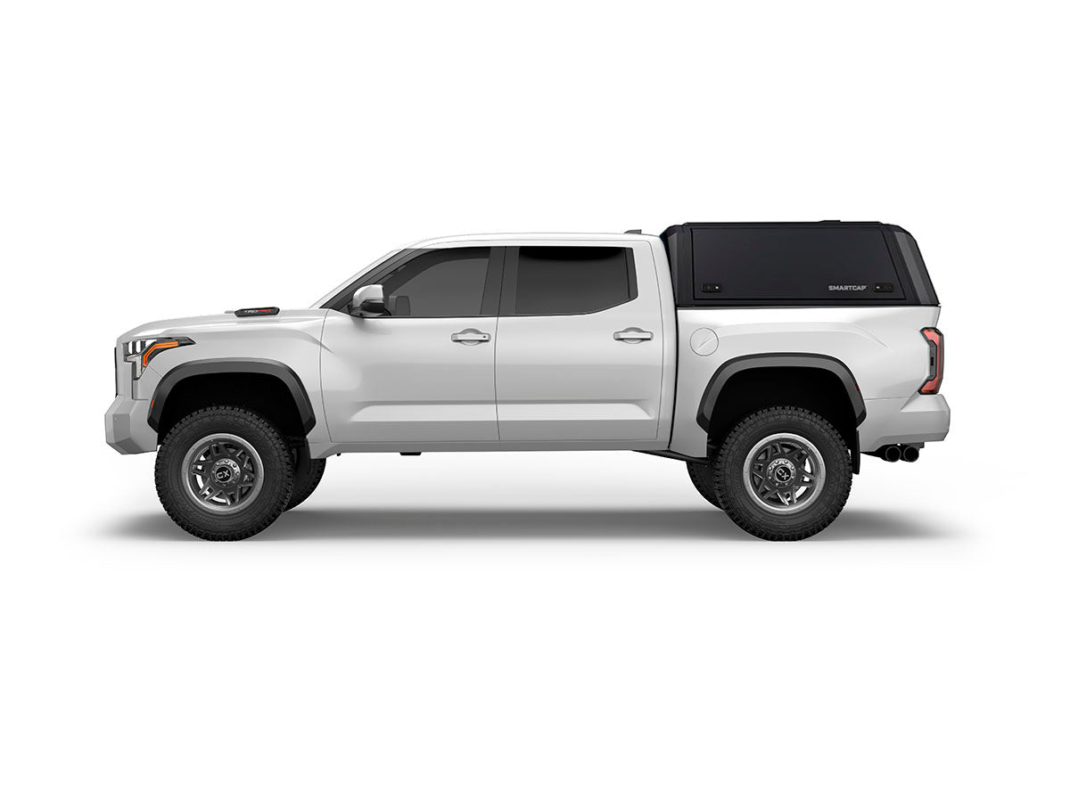 Hard top RSI SmartCap EVOc Commercial per Toyota Tacoma 2024+ Short Bed 5', vista laterale su sfondo bianco