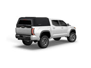 Hard top RSI SmartCap EVOc Commercial per Toyota Tacoma 2024+ Short Bed 5', vista posteriore 3/4 lato destro su sfondo bianco