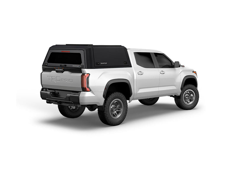 Hard top RSI SmartCap EVOc Commercial per Toyota Tacoma 2024+ Short Bed 5', vista posteriore 3/4 lato destro su sfondo bianco