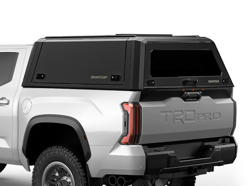 Hard top RSI SmartCap EVOc Commercial per Toyota Tacoma 2024+ Short Bed 5', vista posteriore 3/4 ravvicinata