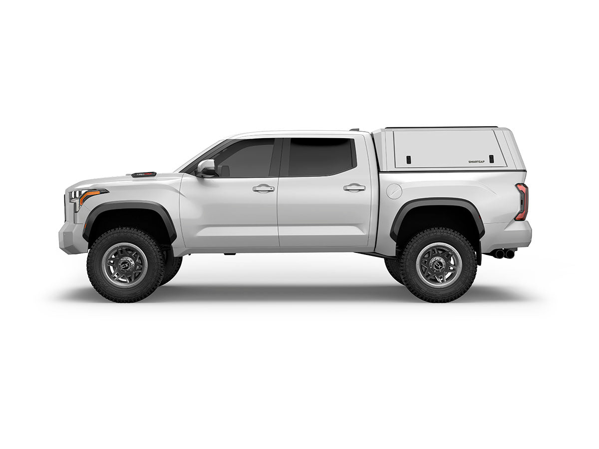 Hard top RSI SmartCap EVOc Commercial per Toyota Tacoma 2024+ Short Bed 5', vista laterale su sfondo bianco