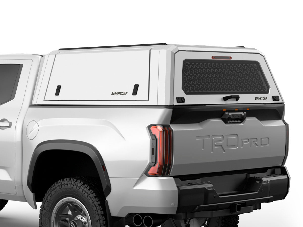 Hard top RSI SmartCap EVOc Commercial per Toyota Tacoma 2024+ Short Bed 5', vista posteriore 3/4 ravvicinata