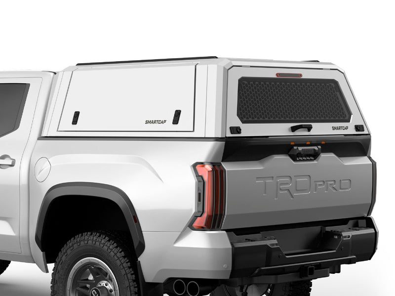 Hard top RSI SmartCap EVOc Commercial per Toyota Tacoma 2024+ Short Bed 5', vista posteriore 3/4 ravvicinata