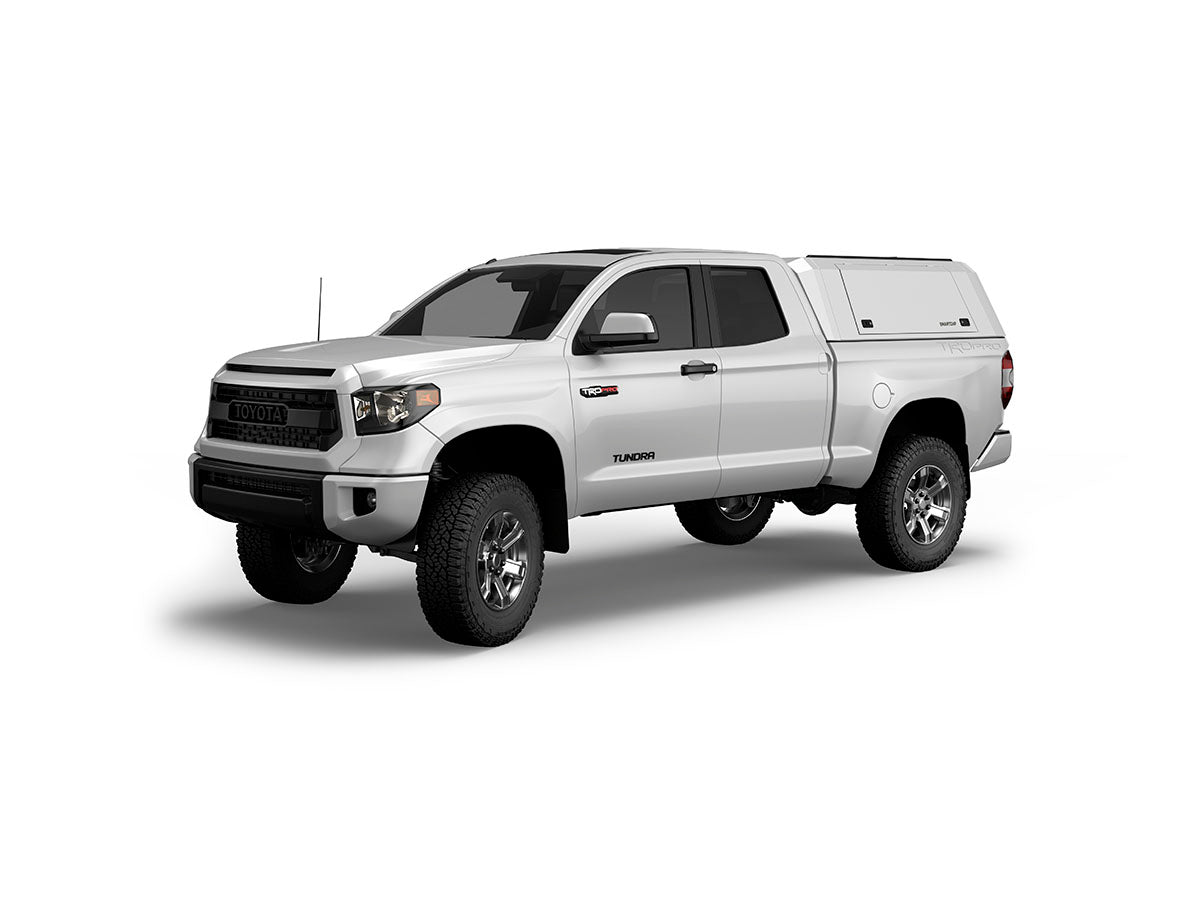Hard top RSI SmartCap EVOc Commercial per Toyota Tundra 2007–2021 Standard Bed 6,5', vista anteriore 3/4 su sfondo bianco