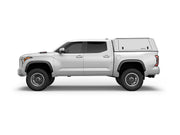 Hard top RSI SmartCap EVOc Commercial per Toyota Tundra 2022+ Short Bed, vista laterale su sfondo bianco