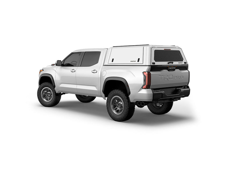 Hard top RSI SmartCap EVOc Commercial per Toyota Tundra 2022+ Short Bed, vista posteriore 3/4 su sfondo bianco