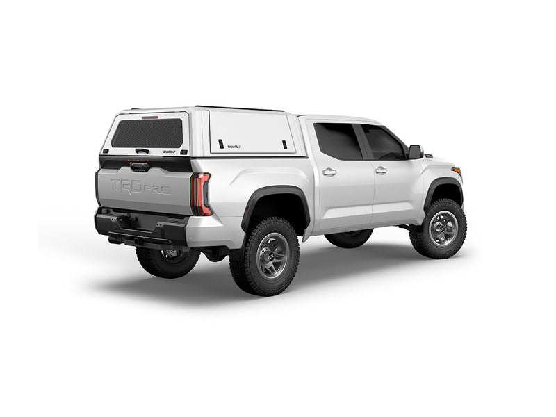 Hard top RSI SmartCap EVOc Commercial per Toyota Tundra 2022+ Short Bed, vista posteriore 3/4 lato destro su sfondo bianco