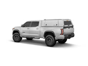 Hard top RSI SmartCap EVOc Commercial per Toyota Tundra 2022+ Standard Bed, vista posteriore 3/4 su sfondo bianco