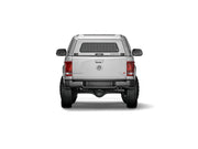 Hard top RSI SmartCap EVOc Commercial per Volkswagen Amarok 2010–2022 Double Cab, vista posteriore su sfondo bianco
