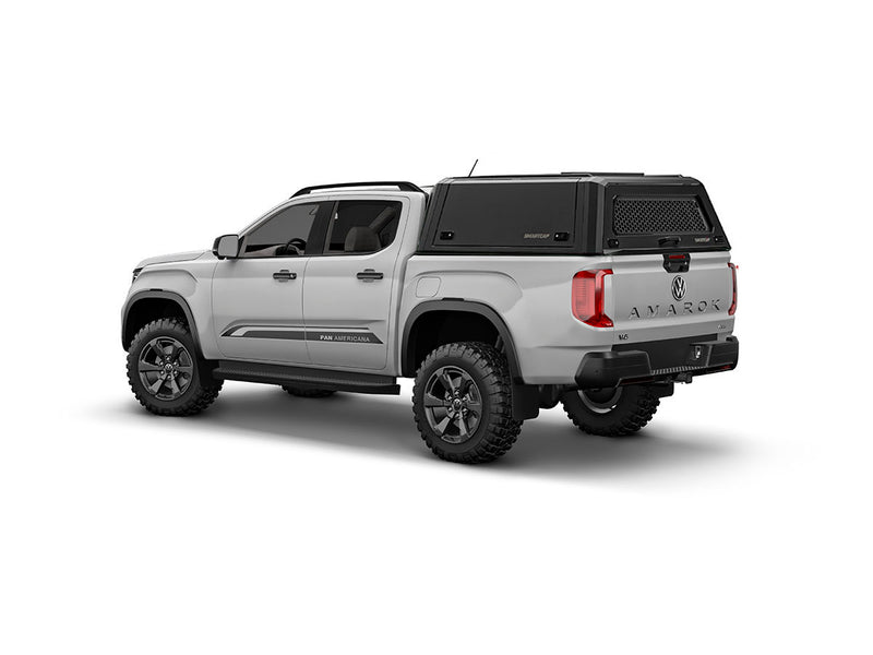 Hard top RSI SmartCap EVOc Commercial per Volkswagen Amarok 2023+ Double Cab, vista posteriore 3/4 su sfondo bianco