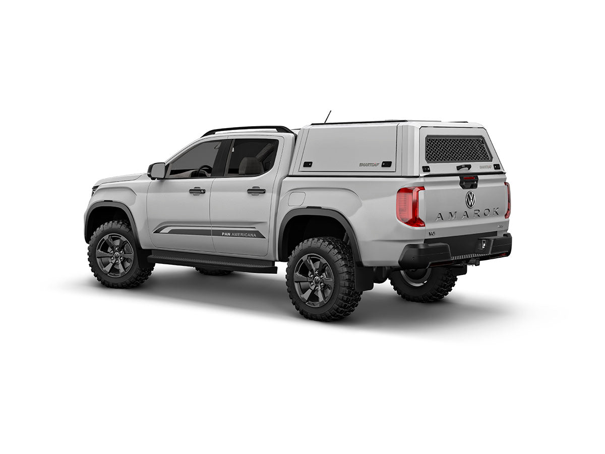 Hard top RSI SmartCap EVOc Commercial per Volkswagen Amarok 2023+ Double Cab, vista posteriore 3/4 su sfondo bianco