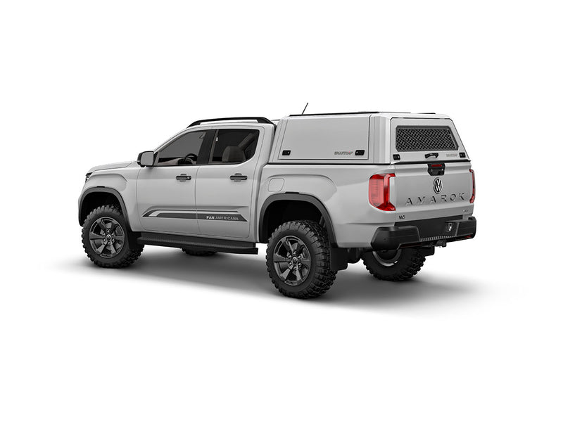 Hard top RSI SmartCap EVOc Commercial per Volkswagen Amarok 2023+ Double Cab, vista posteriore 3/4 su sfondo bianco