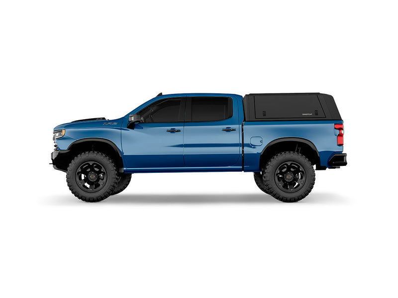 Hard top RSI SmartCap EVOd Defender per Chevrolet Silverado / GMC Sierra 1500 2019+ Short Bed 5,8', vista laterale su sfondo bianco
