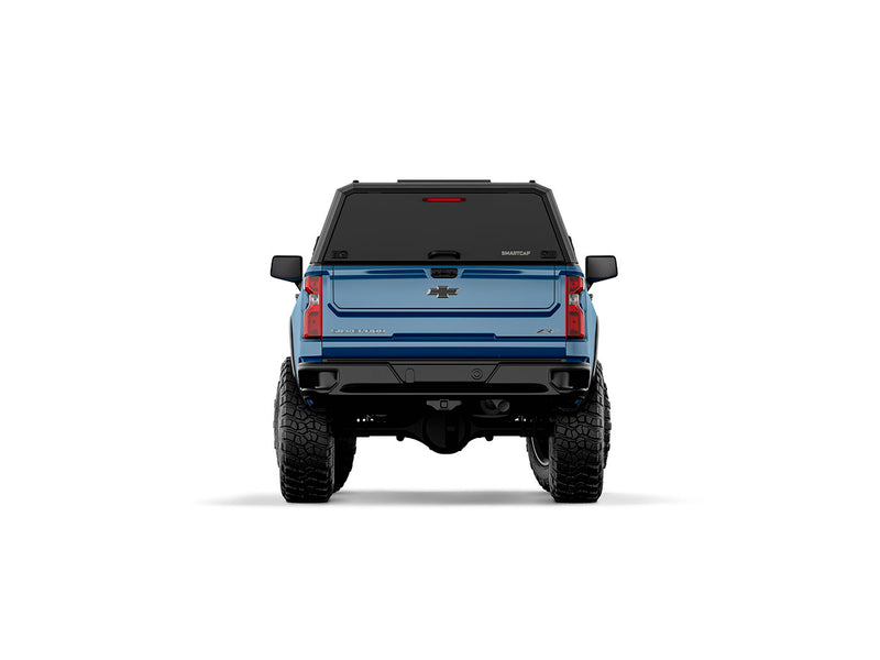Hard top RSI SmartCap EVOd Defender per Chevrolet Silverado / GMC Sierra 1500 2019+ Short Bed 5,8', vista posteriore su sfondo bianco