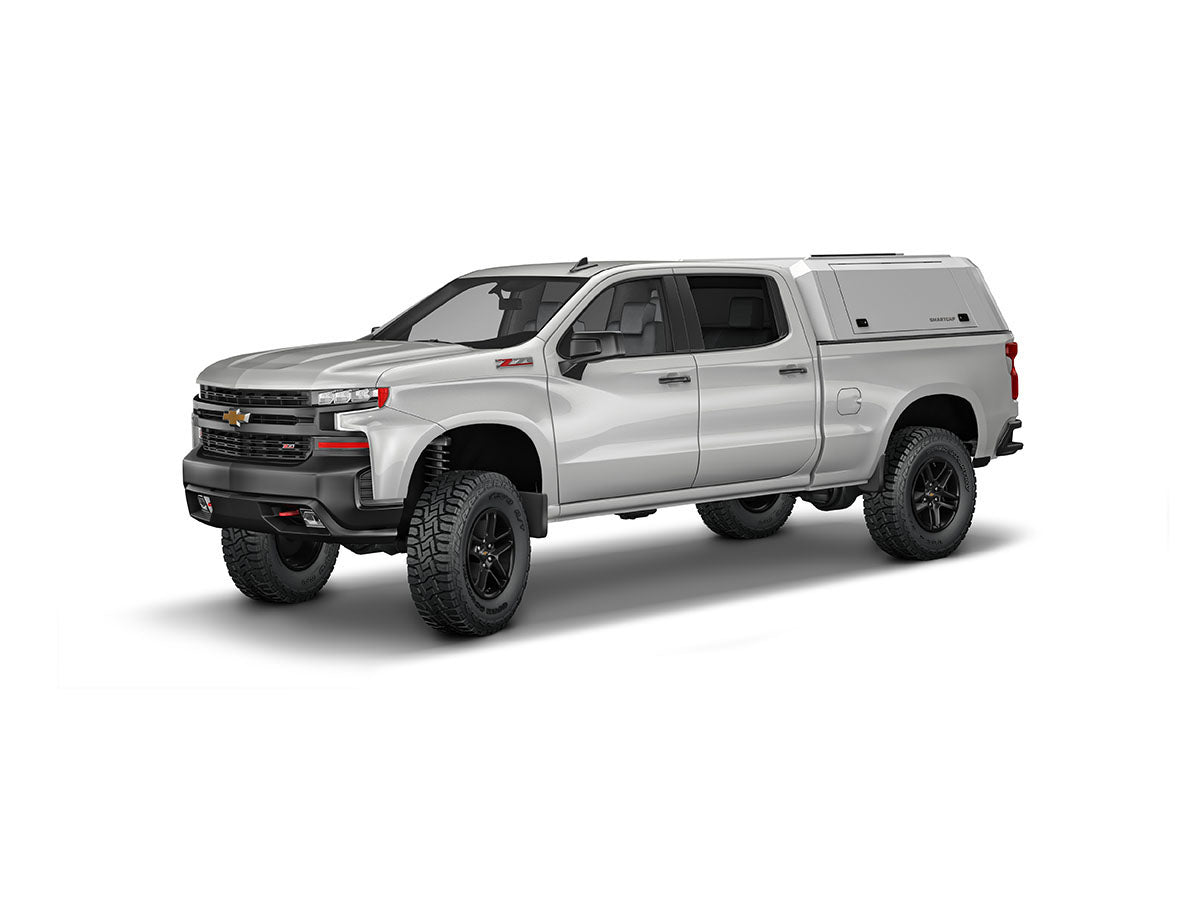 Hard top RSI SmartCap EVOd Defender per Chevrolet Silverado / GMC Sierra 1500 2019+ Standard Bed, vista anteriore 3/4 su sfondo bianco