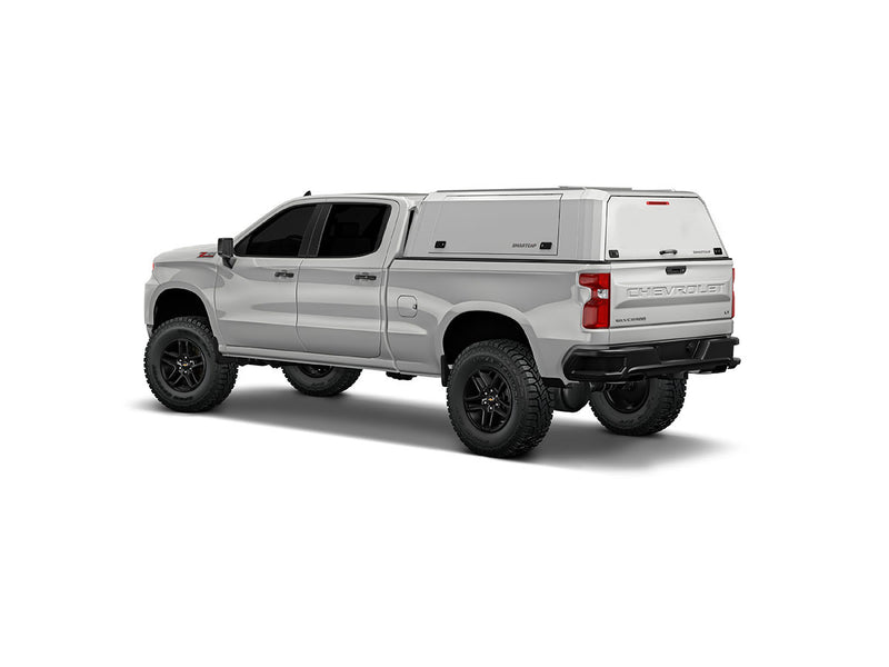 Hard top RSI SmartCap EVOd Defender per Chevrolet Silverado / GMC Sierra 1500 2019+ Standard Bed, vista posteriore 3/4 su sfondo bianco