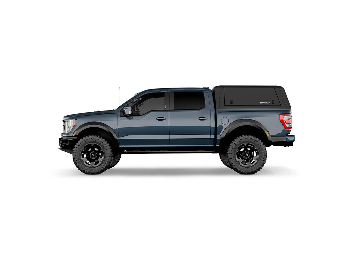Hard top RSI SmartCap EVOd Defender per Ford F-150 2021+ Short Bed 5,5', vista laterale su sfondo bianco