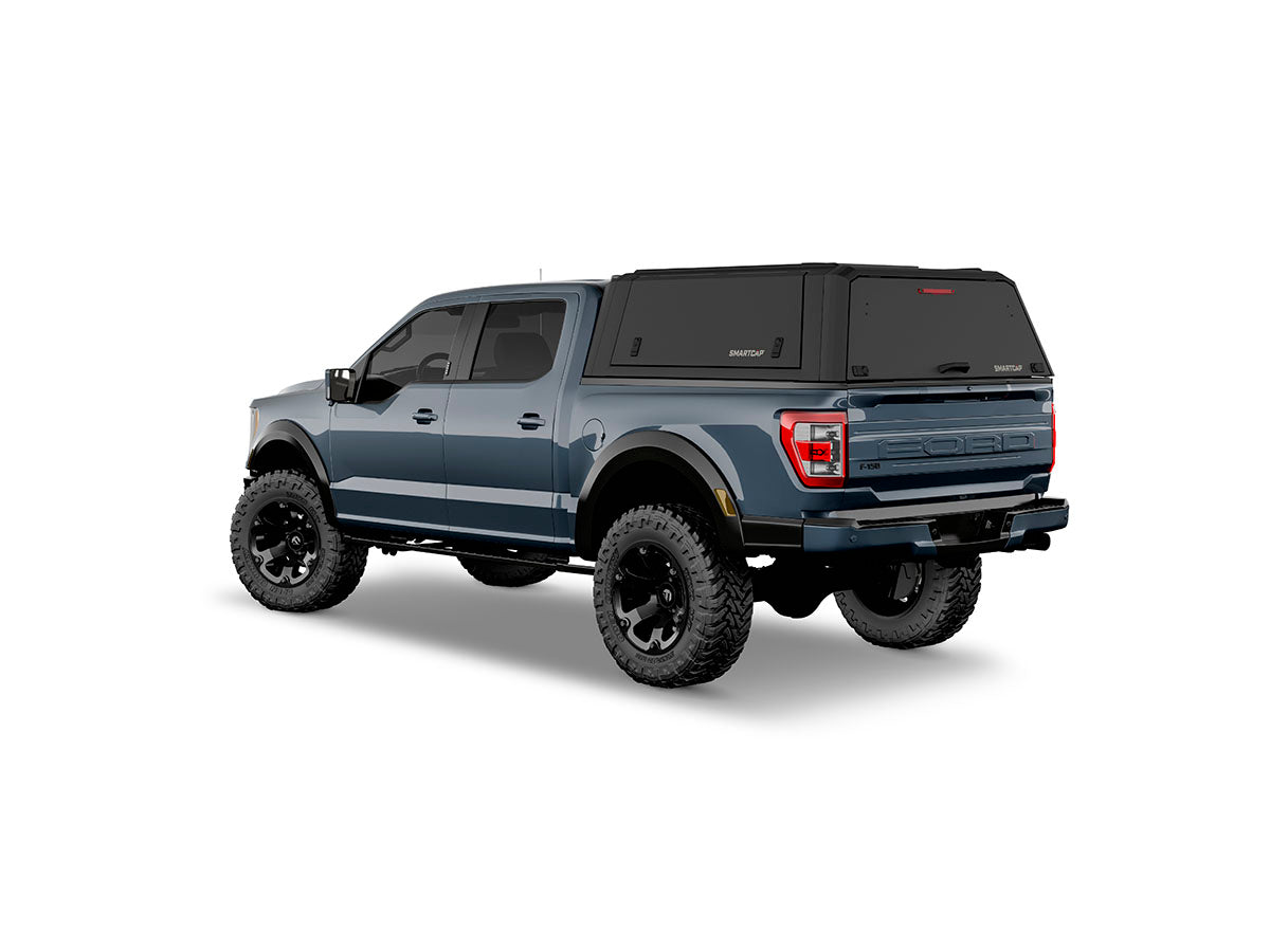 Hard top RSI SmartCap EVOd Defender per Ford F-150 2021+ Short Bed 5,5', vista posteriore 3/4 su sfondo bianco