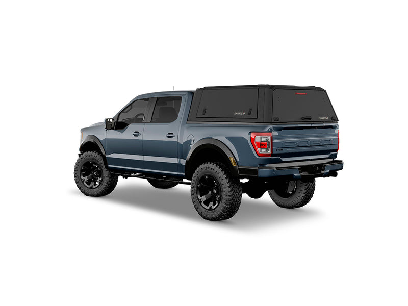Hard top RSI SmartCap EVOd Defender per Ford F-150 2021+ Short Bed 5,5', vista posteriore 3/4 su sfondo bianco