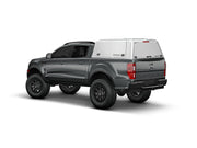 Hard top RSI SmartCap EVOd Defender per Ford Ranger 2012–2022 Double Cab, vista posteriore 3/4 su sfondo bianco