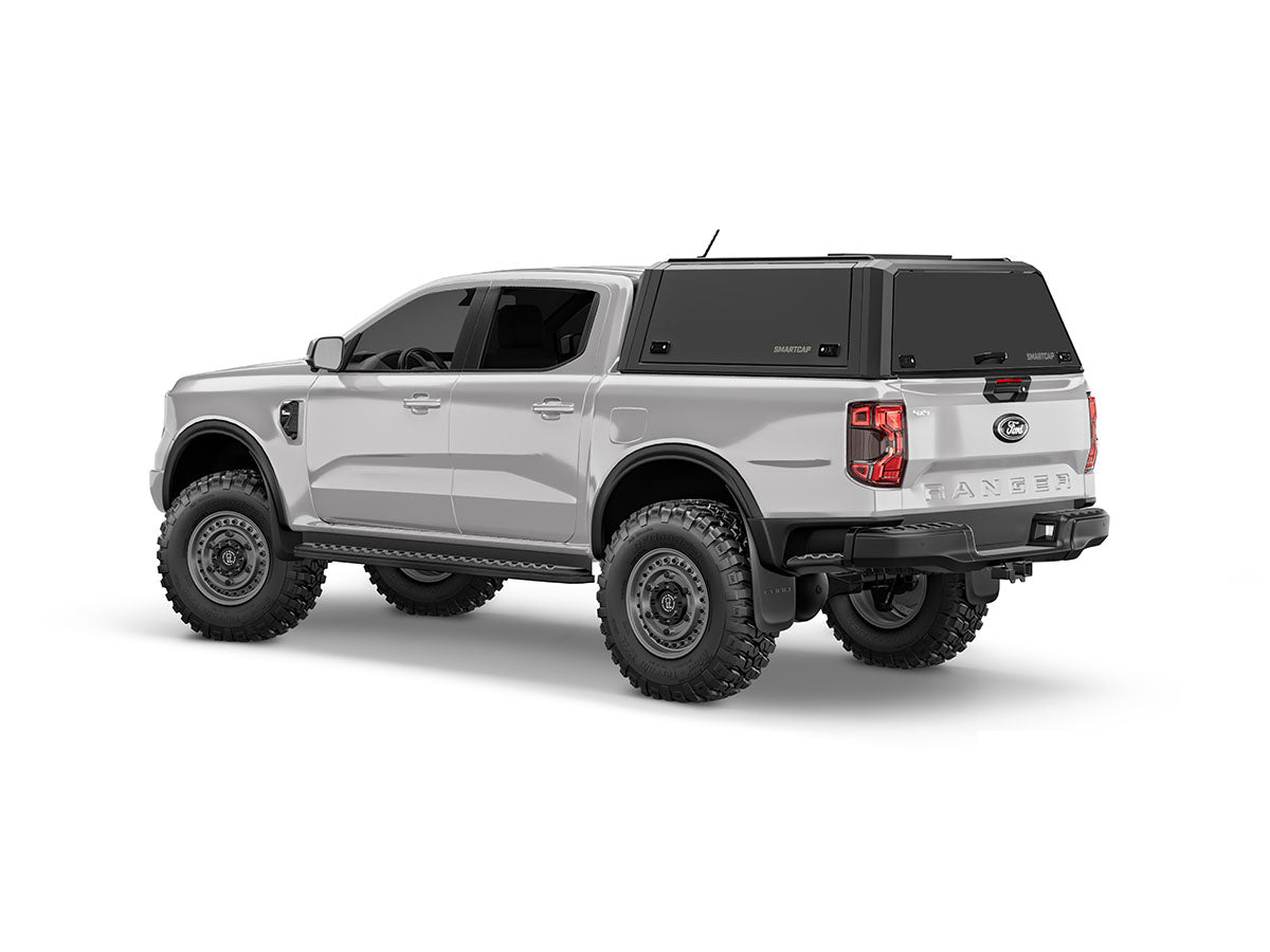 Hard top RSI SmartCap EVOd Defender per Ford Ranger 2023+ Double Cab, vista posteriore 3/4 su sfondo bianco