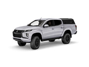 Hard top RSI SmartCap EVOd Defender per Mitsubishi L200 / Triton 2016–2024 Double Cab, vista anteriore 3/4 su sfondo bianco